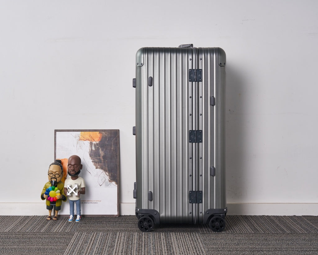 CLASSIC LUGGAGE 33-INCH | ALUMINIUM MADE