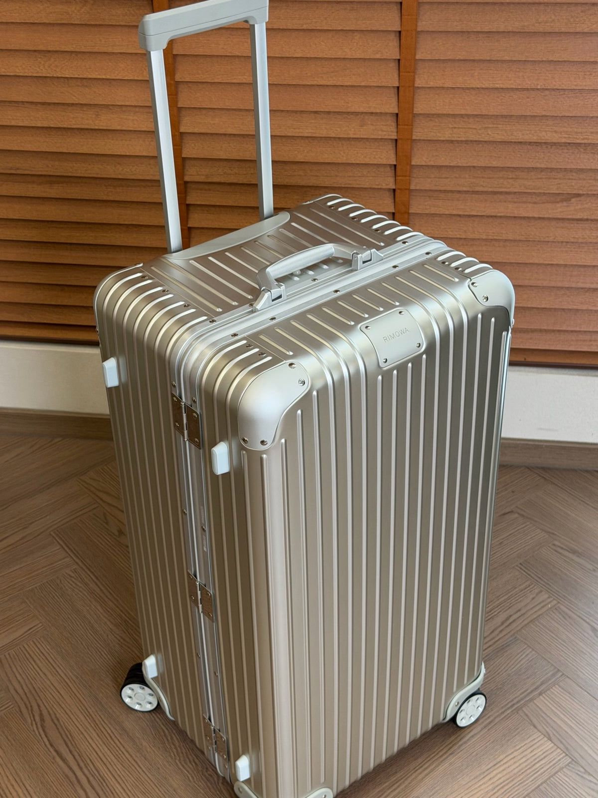 CLASSIC LUGGAGE 33-INCH | ALUMINIUM MADE