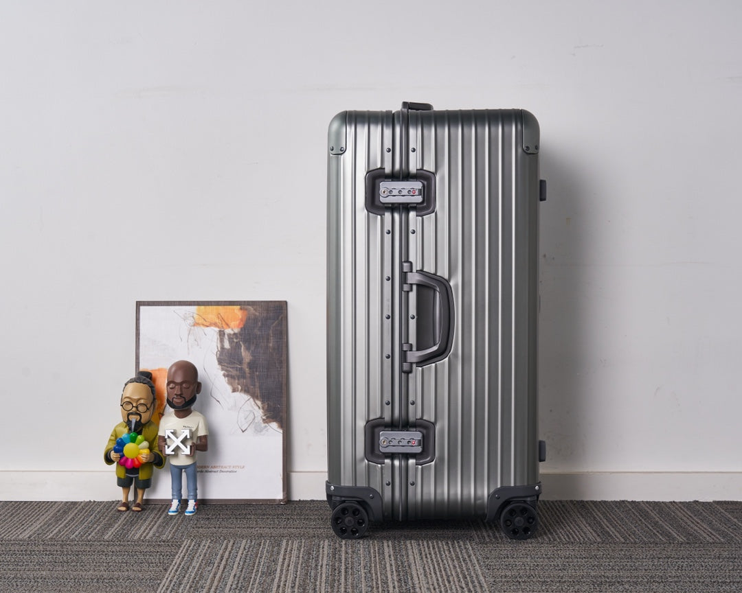 CLASSIC LUGGAGE 33-INCH | ALUMINIUM MADE