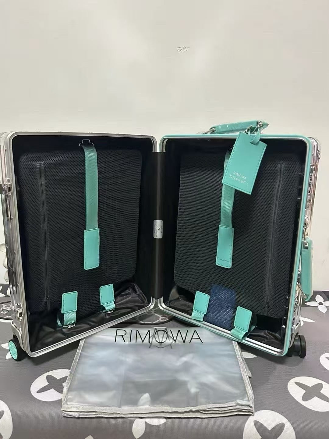 RMW X TIFFANY COLLABORATION SIZE 20 LUGGAGE | Aluminium Made