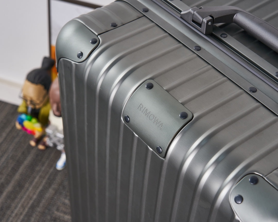 CLASSIC LUGGAGE 33-INCH | ALUMINIUM MADE