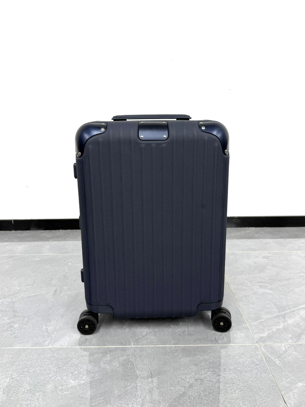 CLASSIC DISTINCT LEATHER 20-Inch LUGGAGE