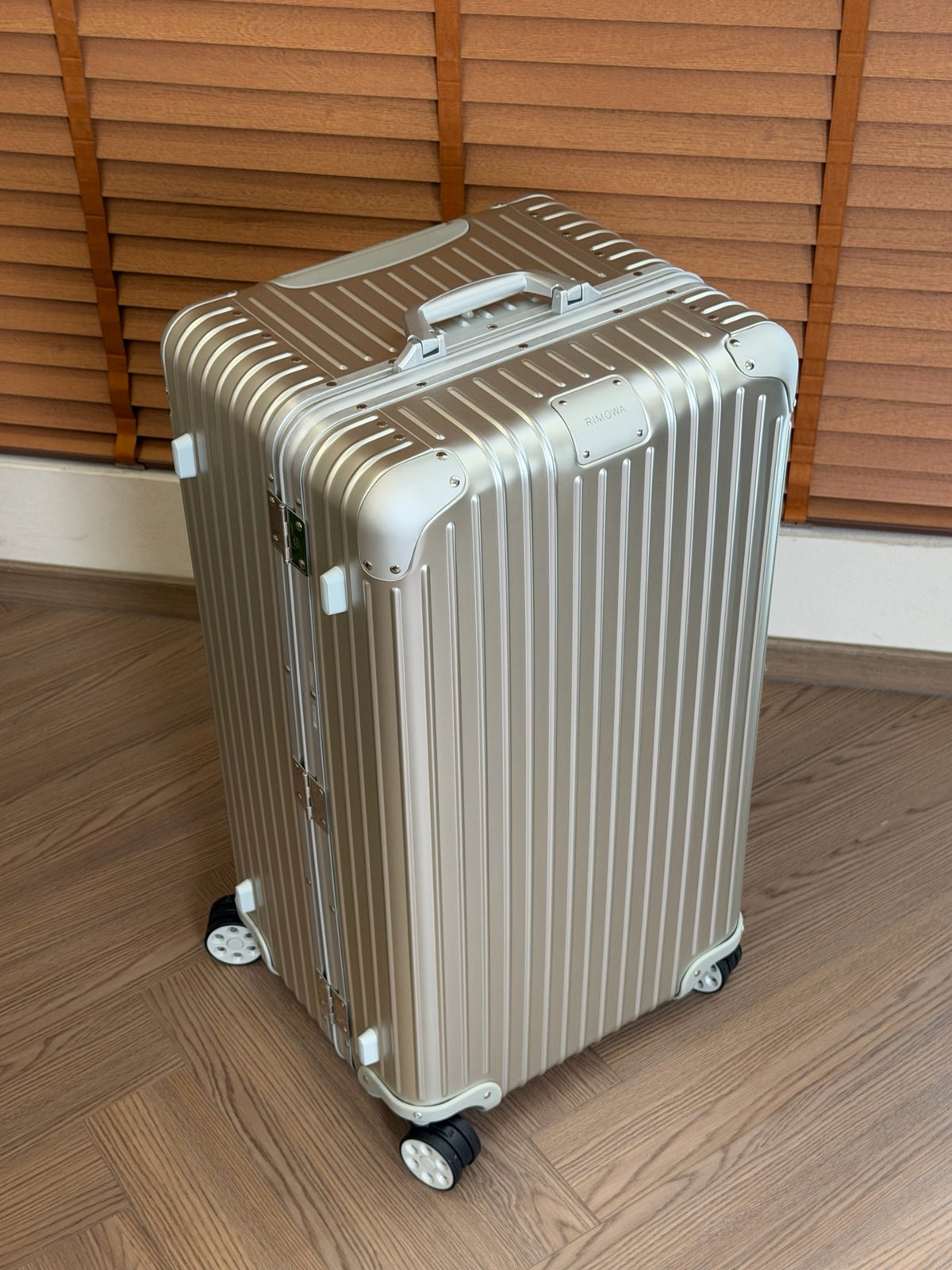 CLASSIC LUGGAGE 33-INCH | ALUMINIUM MADE