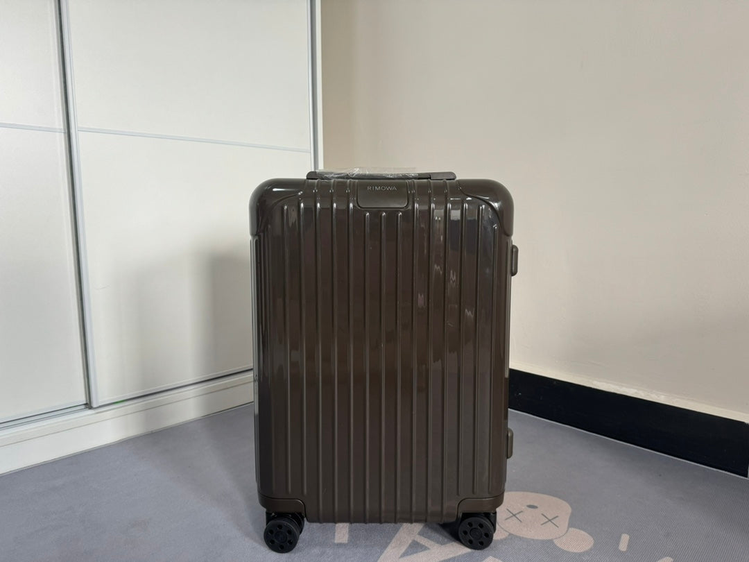 RMW ESSENTIAL SERIES CEDARWOOD POLYCARBONATE MADE