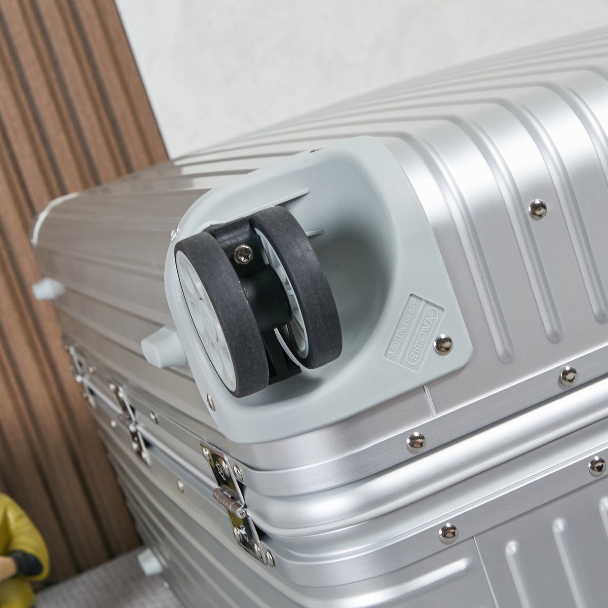 CLASSIC LUGGAGE 33-INCH | ALUMINIUM MADE