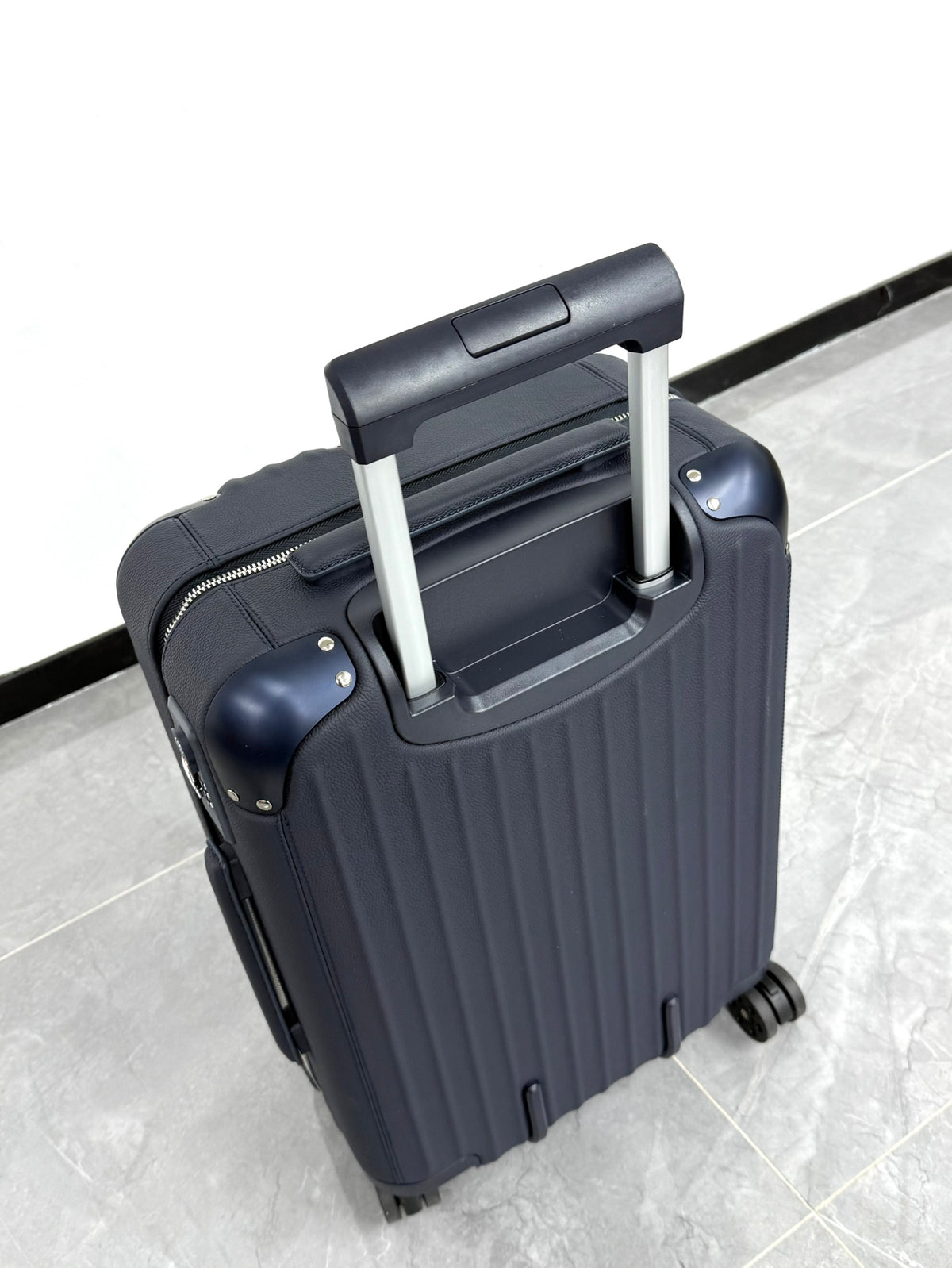 CLASSIC DISTINCT LEATHER 20-Inch LUGGAGE