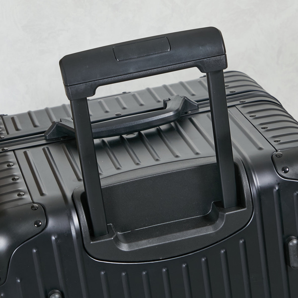 CLASSIC LUGGAGE 33-INCH | ALUMINIUM MADE
