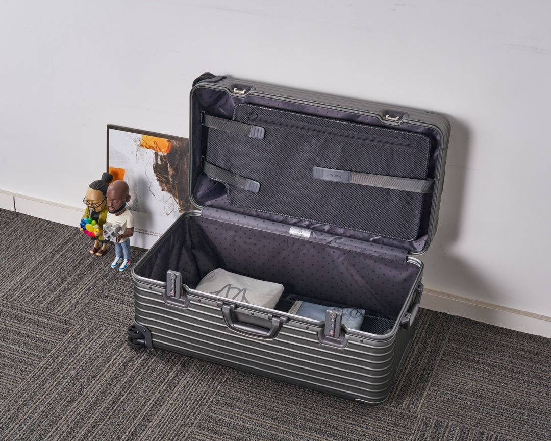CLASSIC LUGGAGE 33-INCH | ALUMINIUM MADE