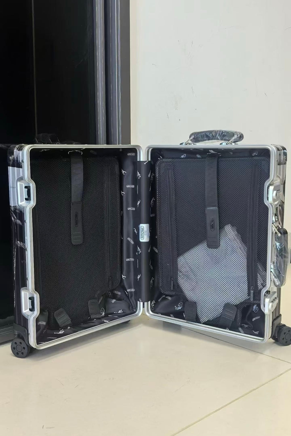 RMW X YUE MINJUN COLLABORATION SIZE 20 LUGGAGE | Aluminium Made