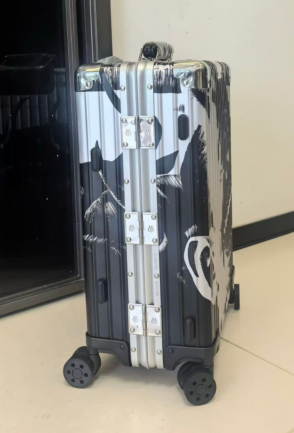 RMW X YUE MINJUN COLLABORATION SIZE 20 LUGGAGE | Aluminium Made