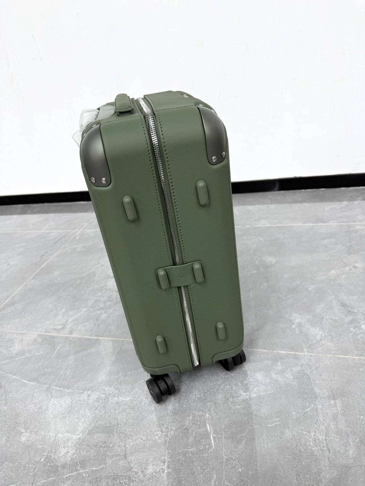 CLASSIC DISTINCT LEATHER 20-Inch LUGGAGE