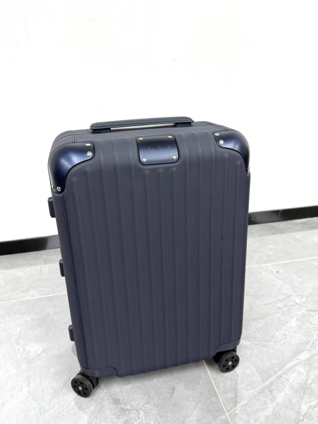 CLASSIC DISTINCT LEATHER 20-Inch LUGGAGE