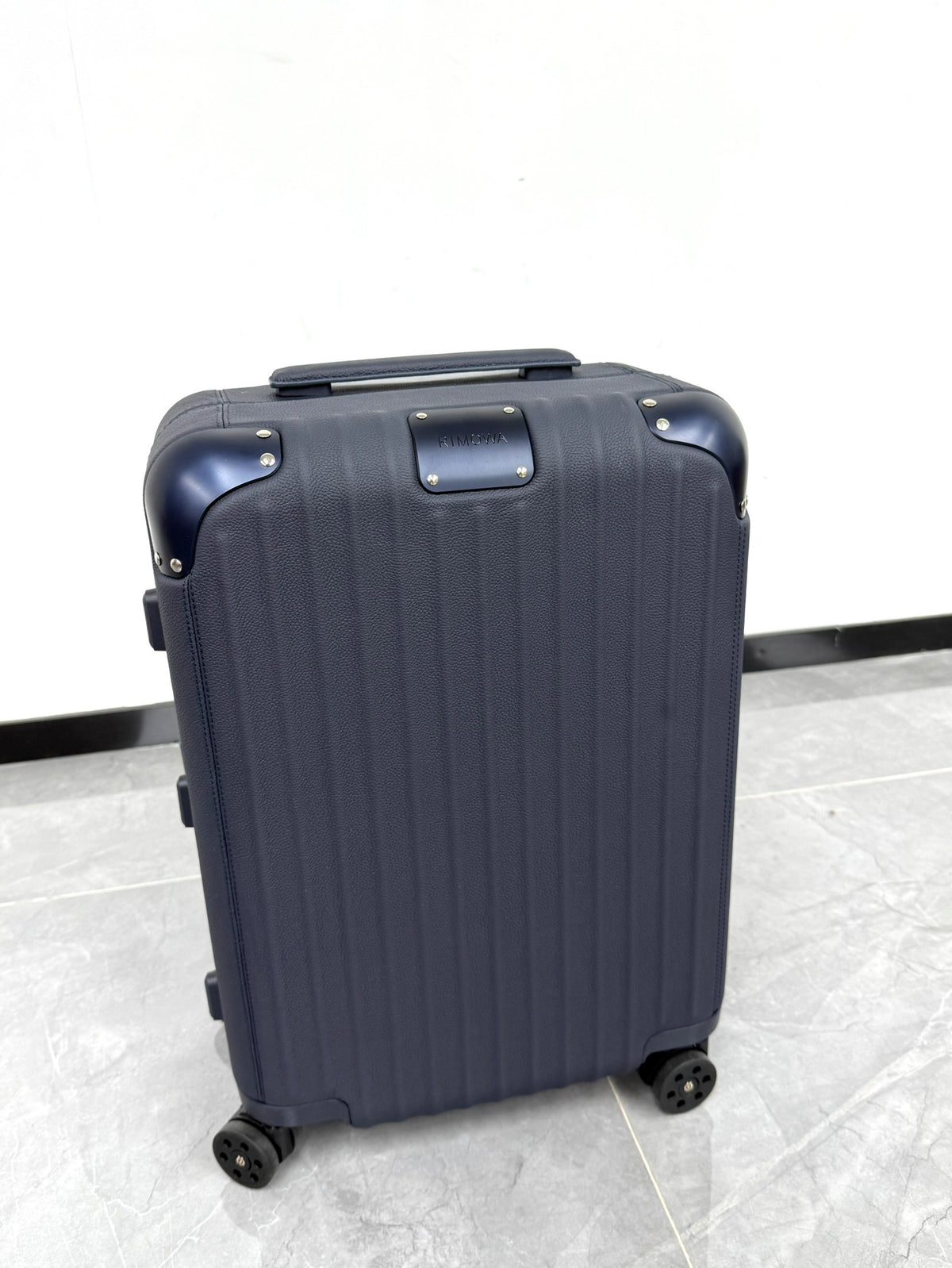 CLASSIC DISTINCT LEATHER 20-Inch LUGGAGE