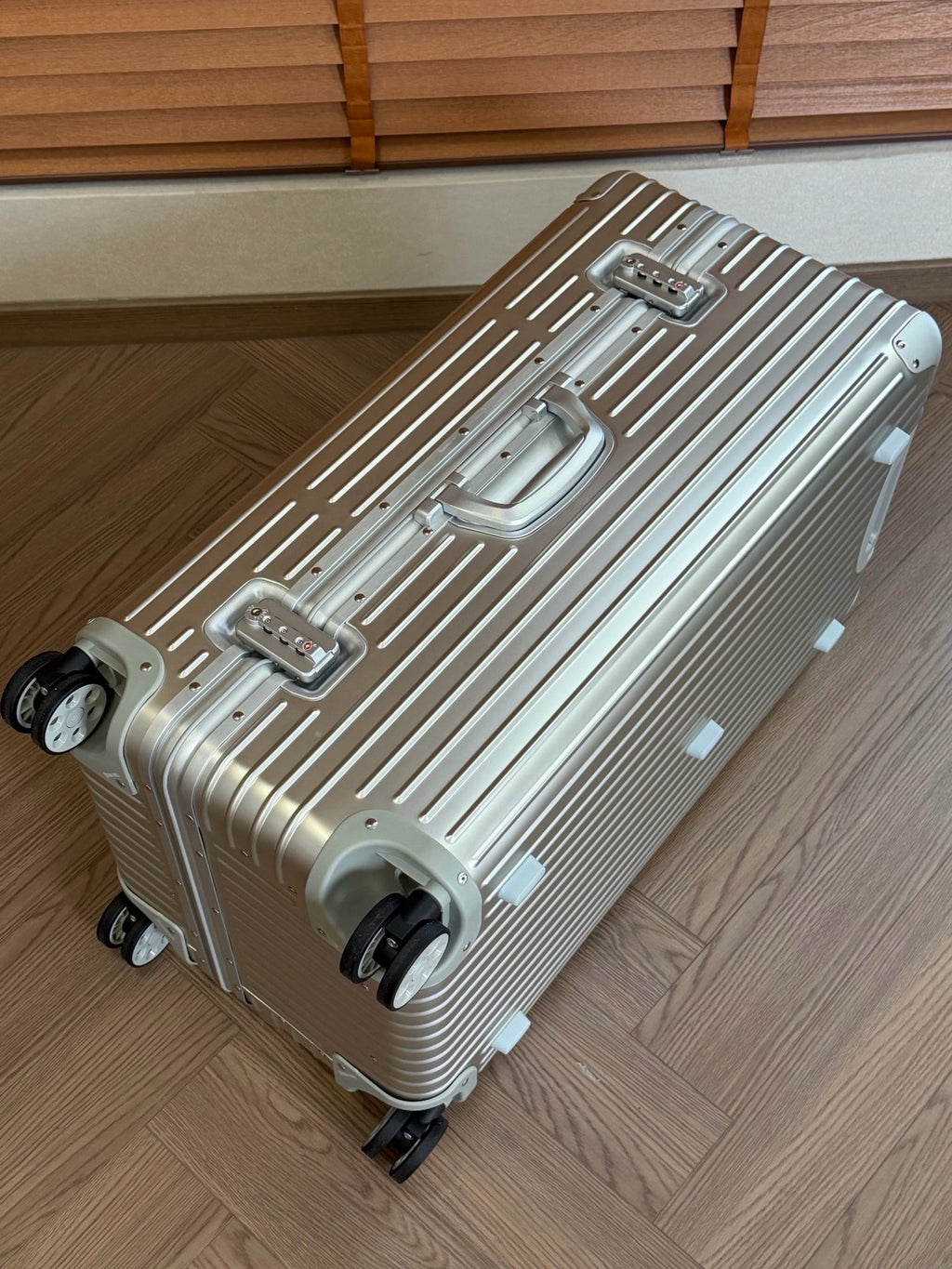 CLASSIC LUGGAGE 33-INCH | ALUMINIUM MADE