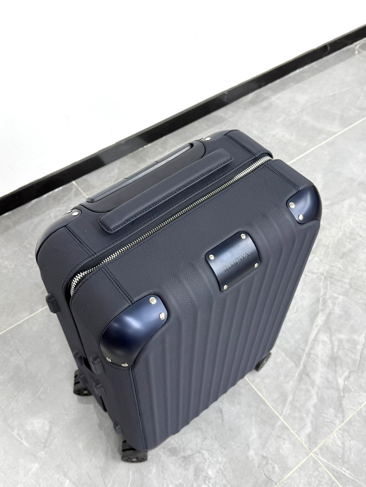 CLASSIC DISTINCT LEATHER 20-Inch LUGGAGE