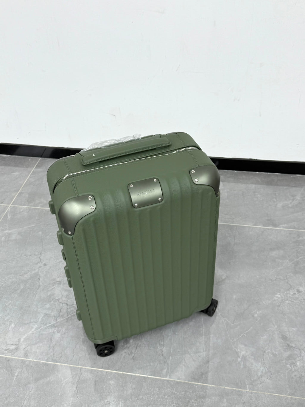 CLASSIC DISTINCT LEATHER 20-Inch LUGGAGE