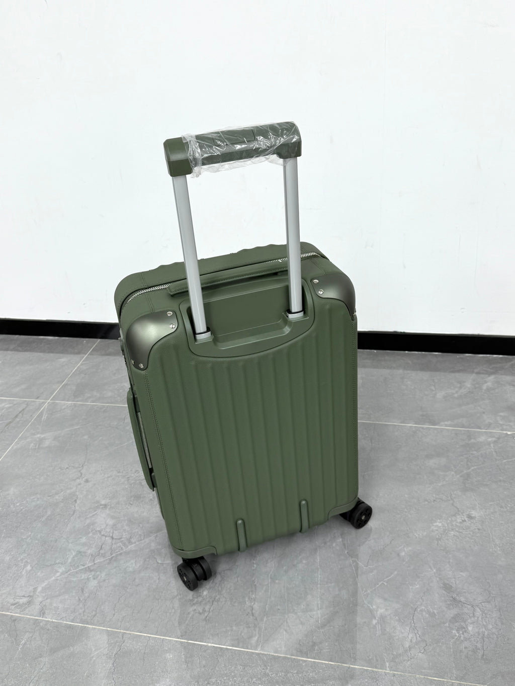CLASSIC DISTINCT LEATHER 20-Inch LUGGAGE