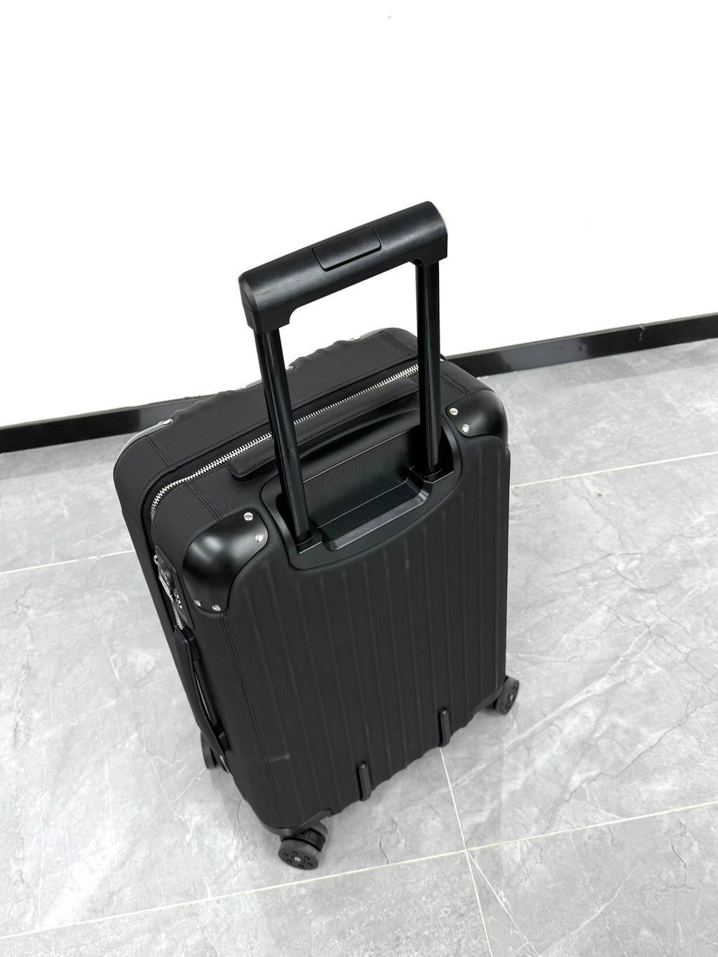 CLASSIC DISTINCT LEATHER 20-Inch LUGGAGE