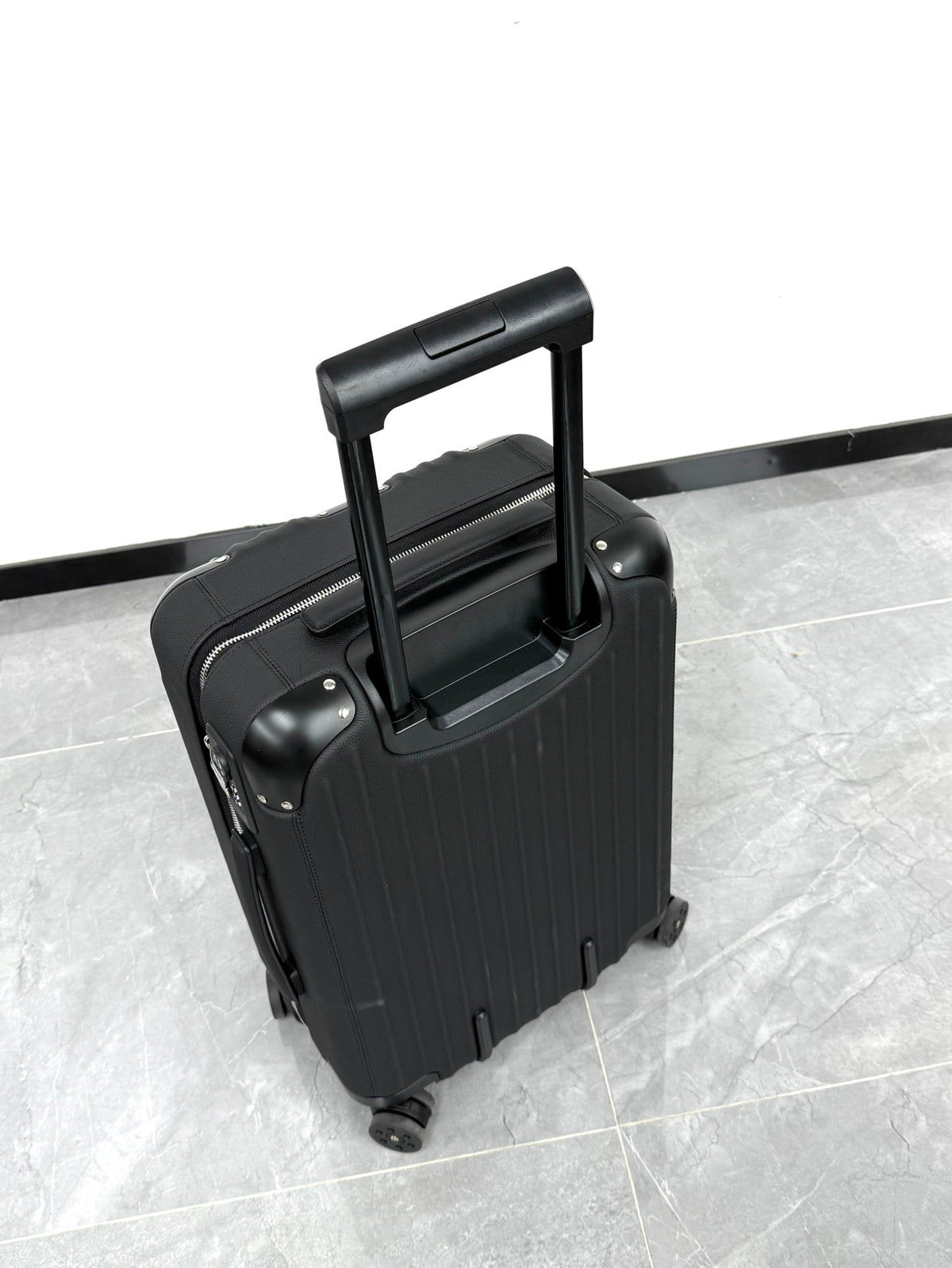 CLASSIC DISTINCT LEATHER 20-Inch LUGGAGE