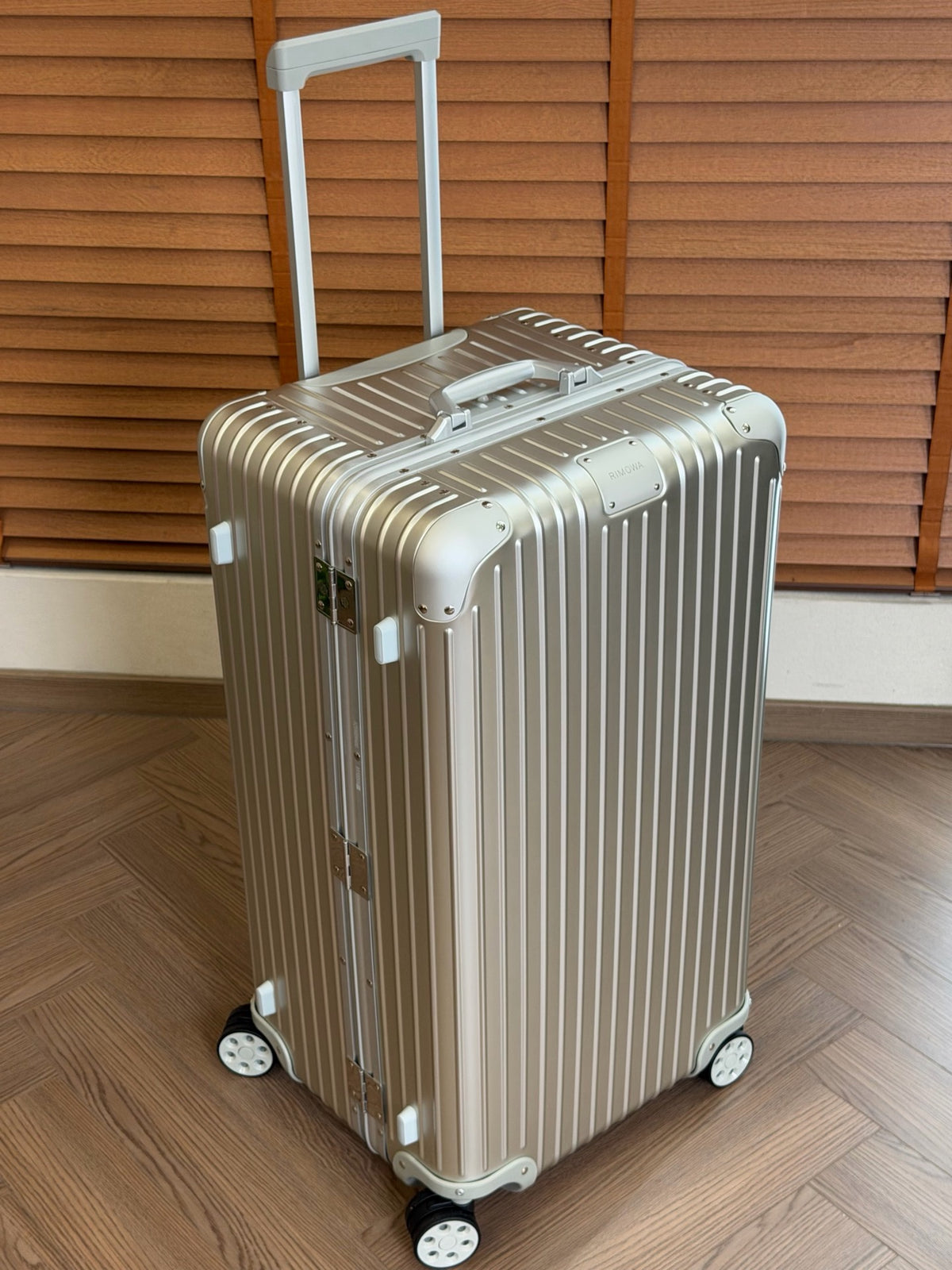 CLASSIC LUGGAGE 33-INCH | ALUMINIUM MADE