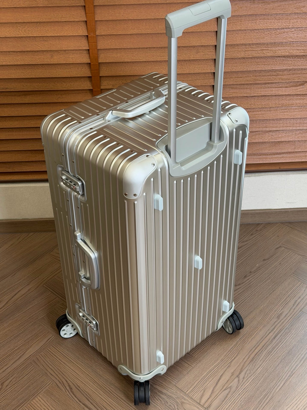 CLASSIC LUGGAGE 33-INCH | ALUMINIUM MADE