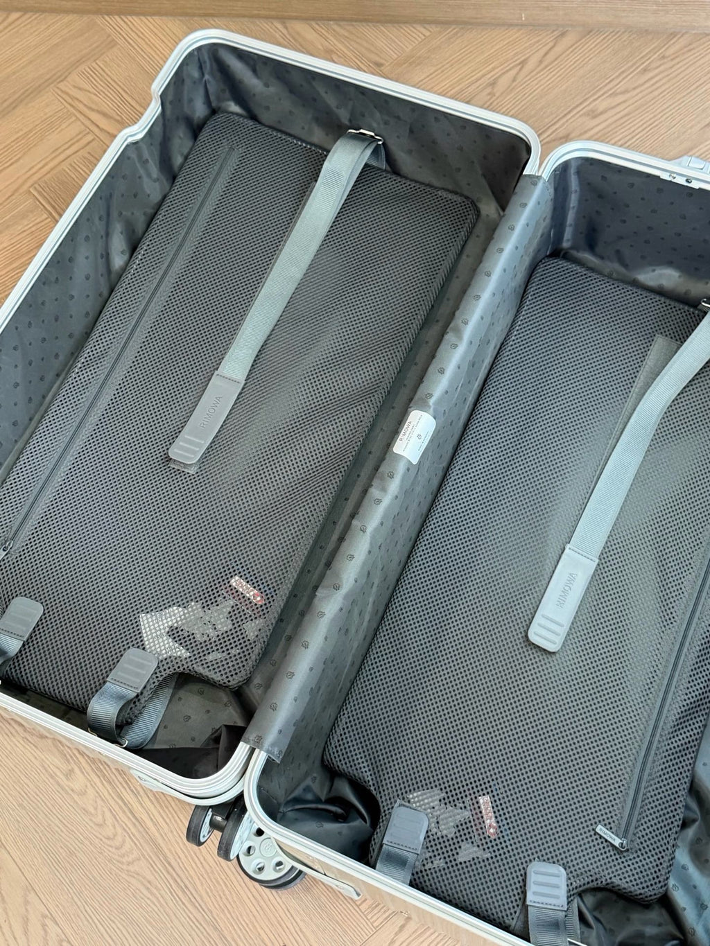 CLASSIC LUGGAGE 33-INCH | ALUMINIUM MADE