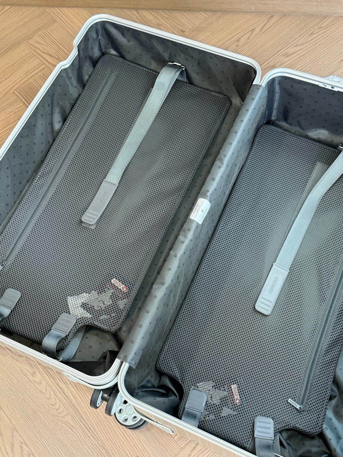 CLASSIC LUGGAGE 33-INCH | ALUMINIUM MADE
