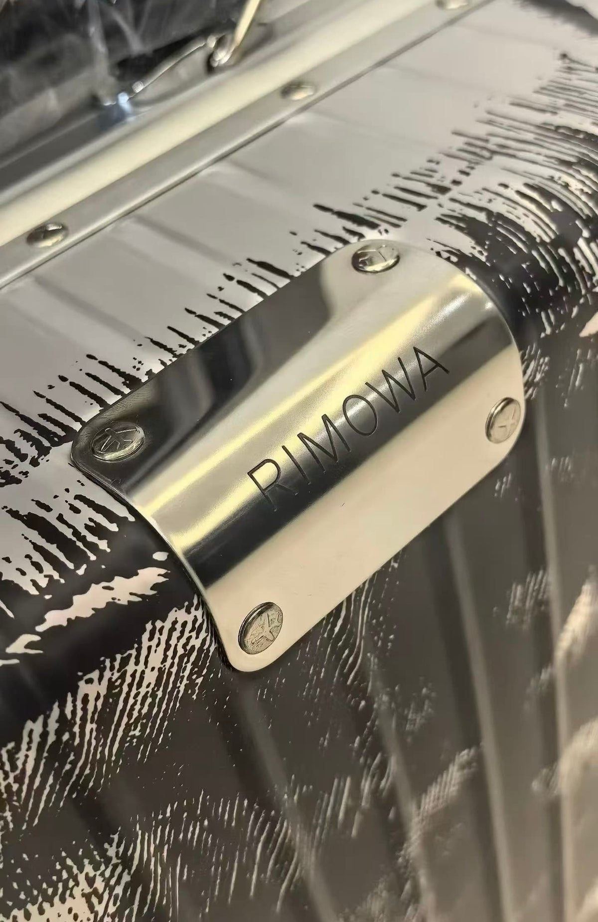 RMW X YUE MINJUN COLLABORATION SIZE 20 LUGGAGE | Aluminium Made