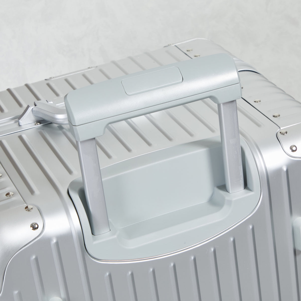 CLASSIC LUGGAGE 33-INCH | ALUMINIUM MADE