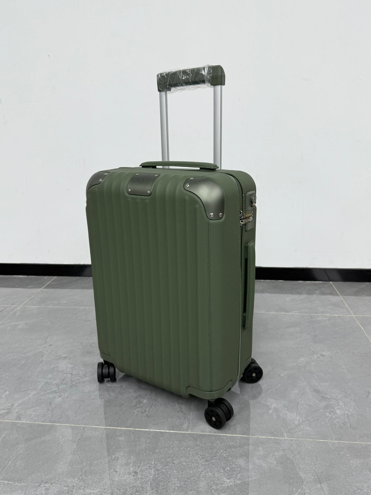 CLASSIC DISTINCT LEATHER 20-Inch LUGGAGE