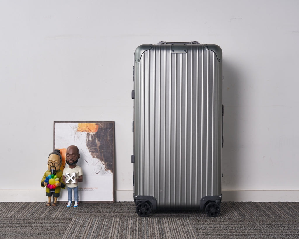 CLASSIC LUGGAGE 33-INCH | ALUMINIUM MADE
