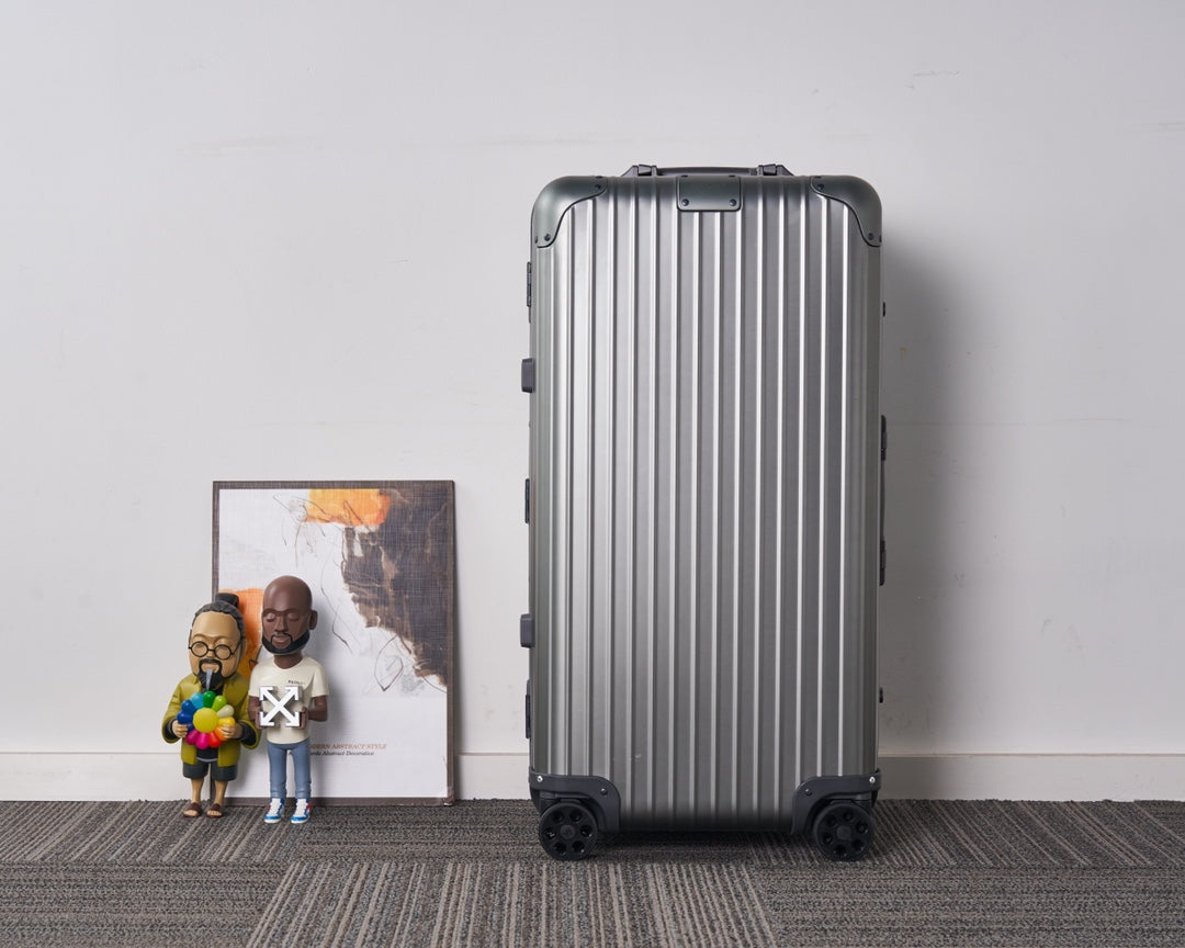 CLASSIC LUGGAGE 33-INCH | ALUMINIUM MADE