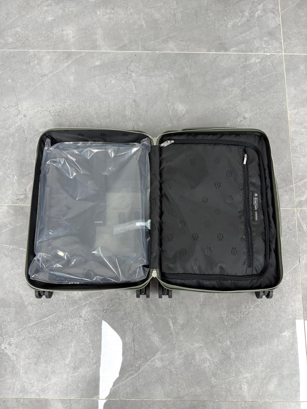 CLASSIC DISTINCT LEATHER 20-Inch LUGGAGE