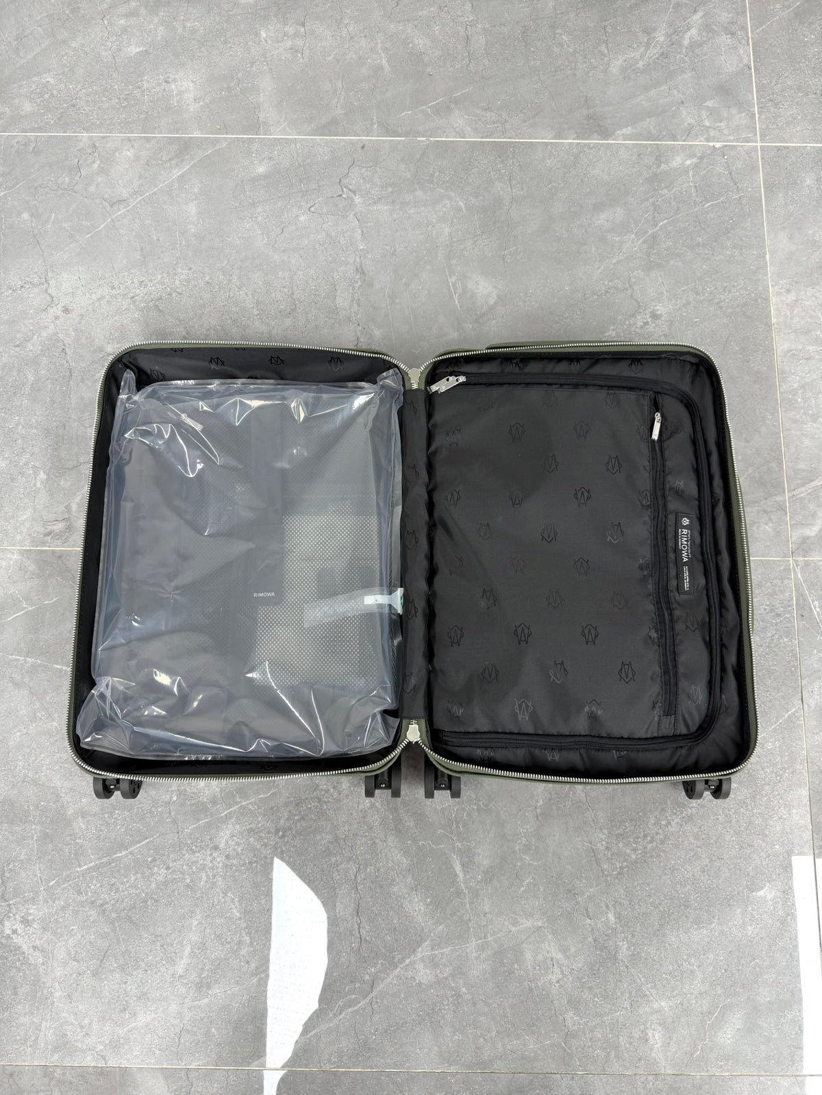 CLASSIC DISTINCT LEATHER 20-Inch LUGGAGE