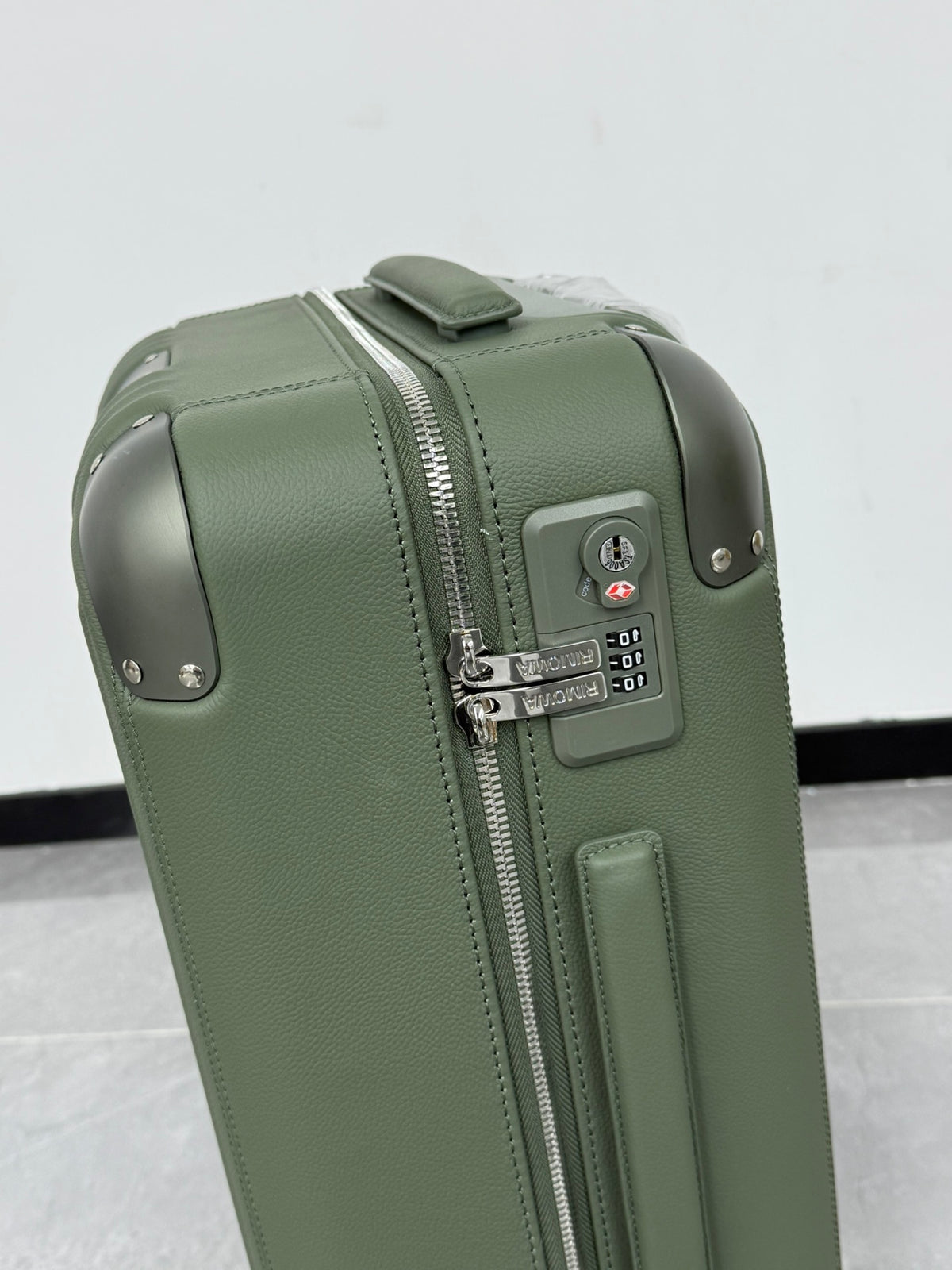CLASSIC DISTINCT LEATHER 20-Inch LUGGAGE