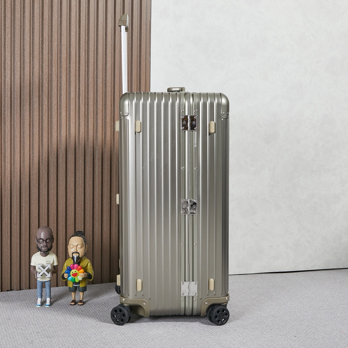 CLASSIC LUGGAGE 33-INCH | ALUMINIUM MADE