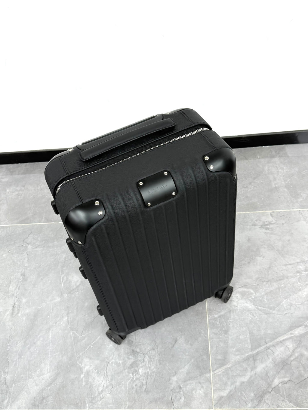 CLASSIC DISTINCT LEATHER 20-Inch LUGGAGE