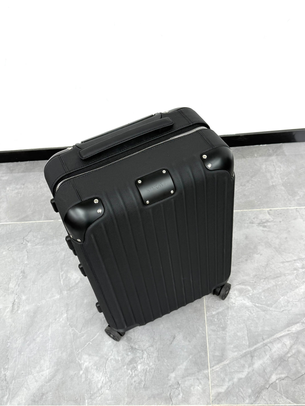 CLASSIC DISTINCT LEATHER 20-Inch LUGGAGE