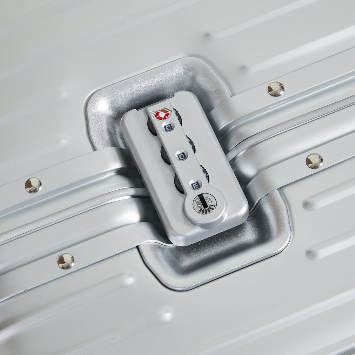 CLASSIC LUGGAGE 33-INCH | ALUMINIUM MADE
