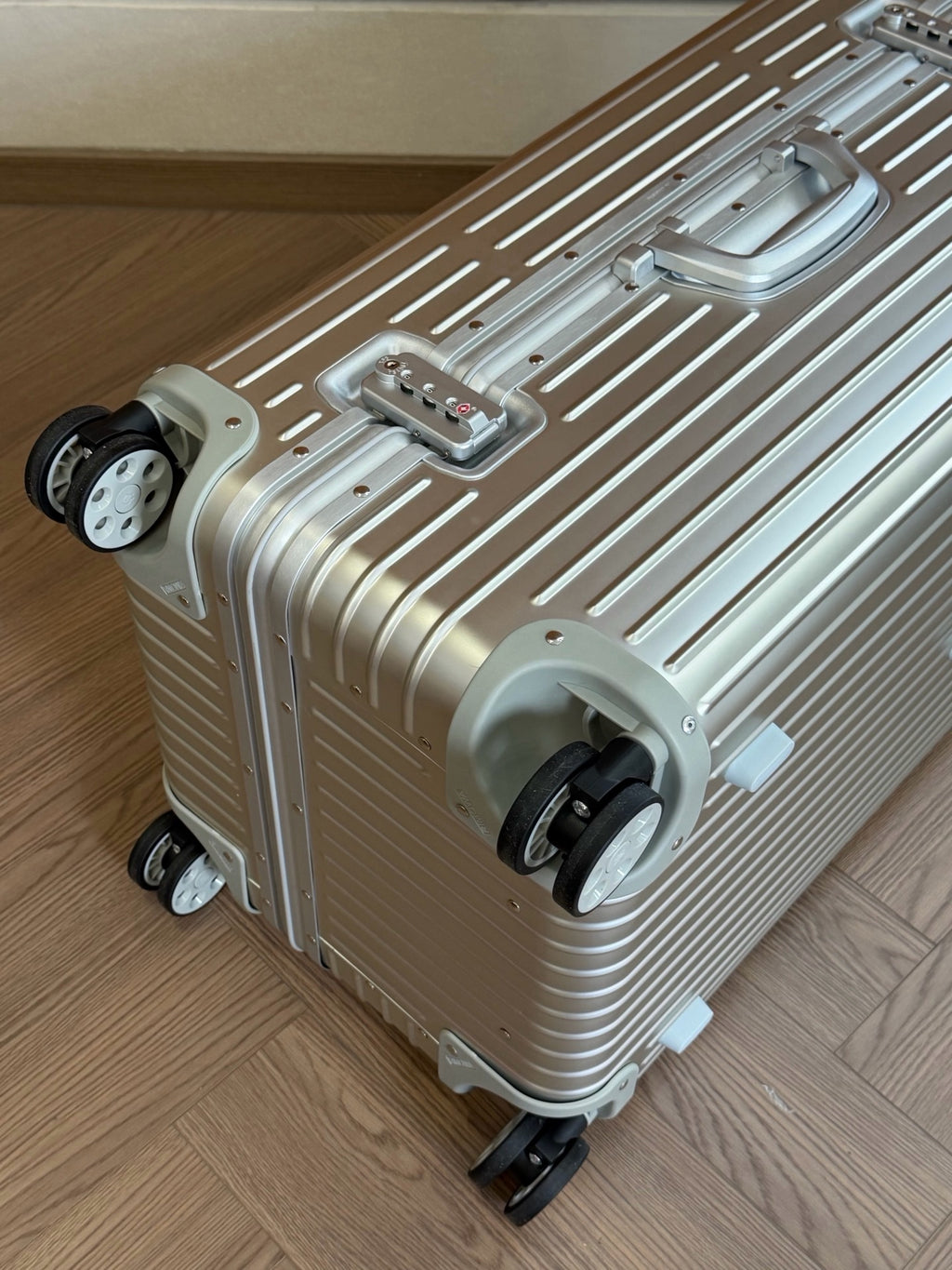 CLASSIC LUGGAGE 33-INCH | ALUMINIUM MADE