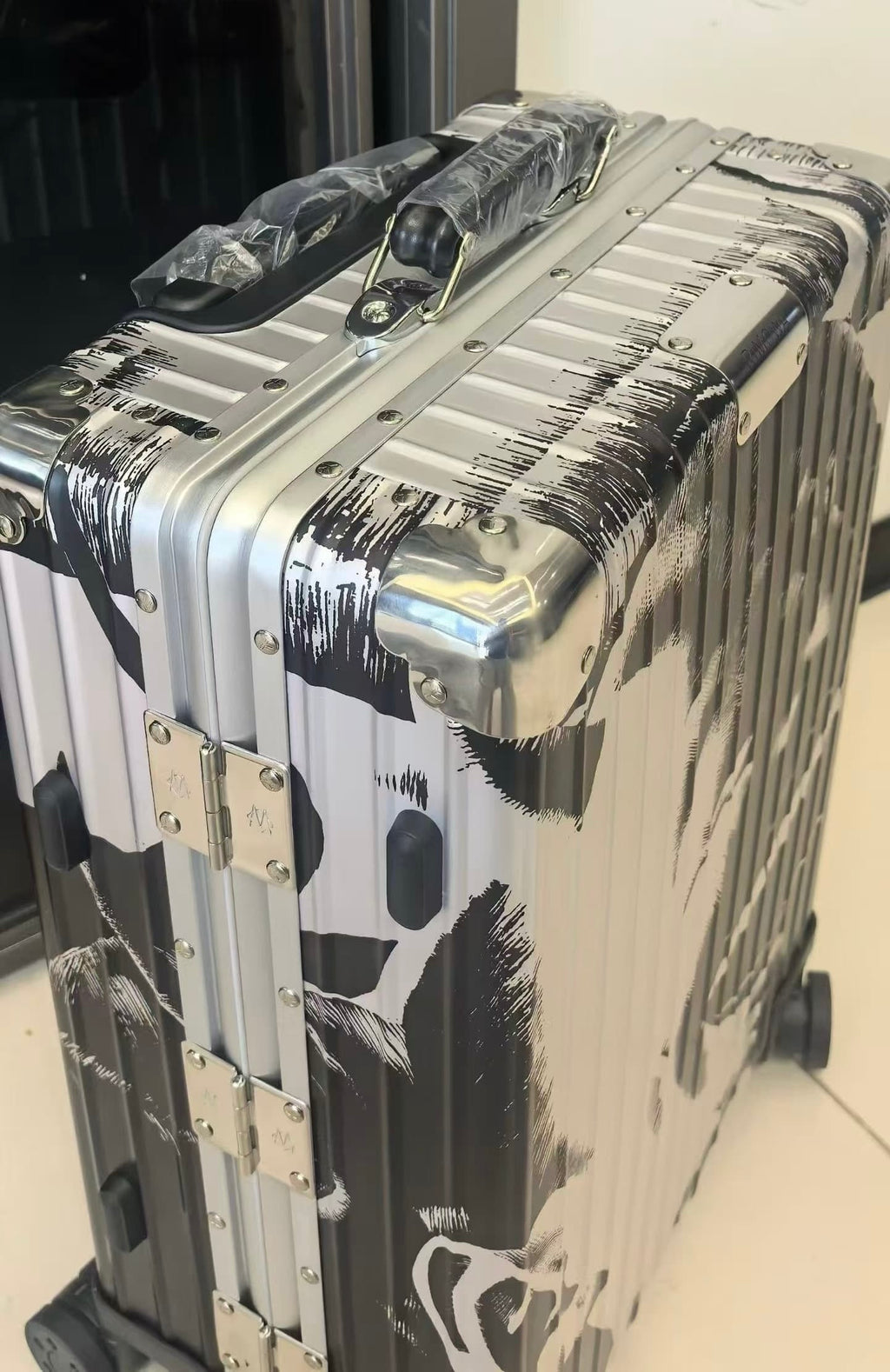 RMW X YUE MINJUN COLLABORATION SIZE 20 LUGGAGE | Aluminium Made