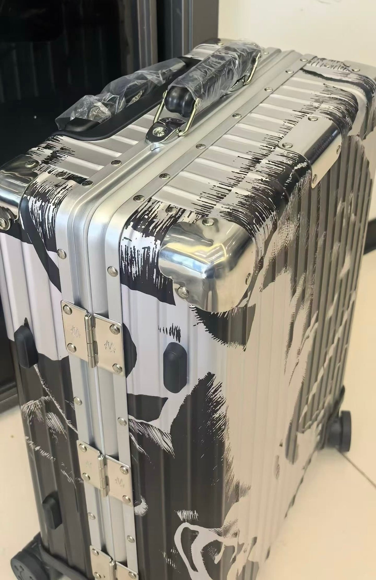 RMW X YUE MINJUN COLLABORATION SIZE 20 LUGGAGE | Aluminium Made