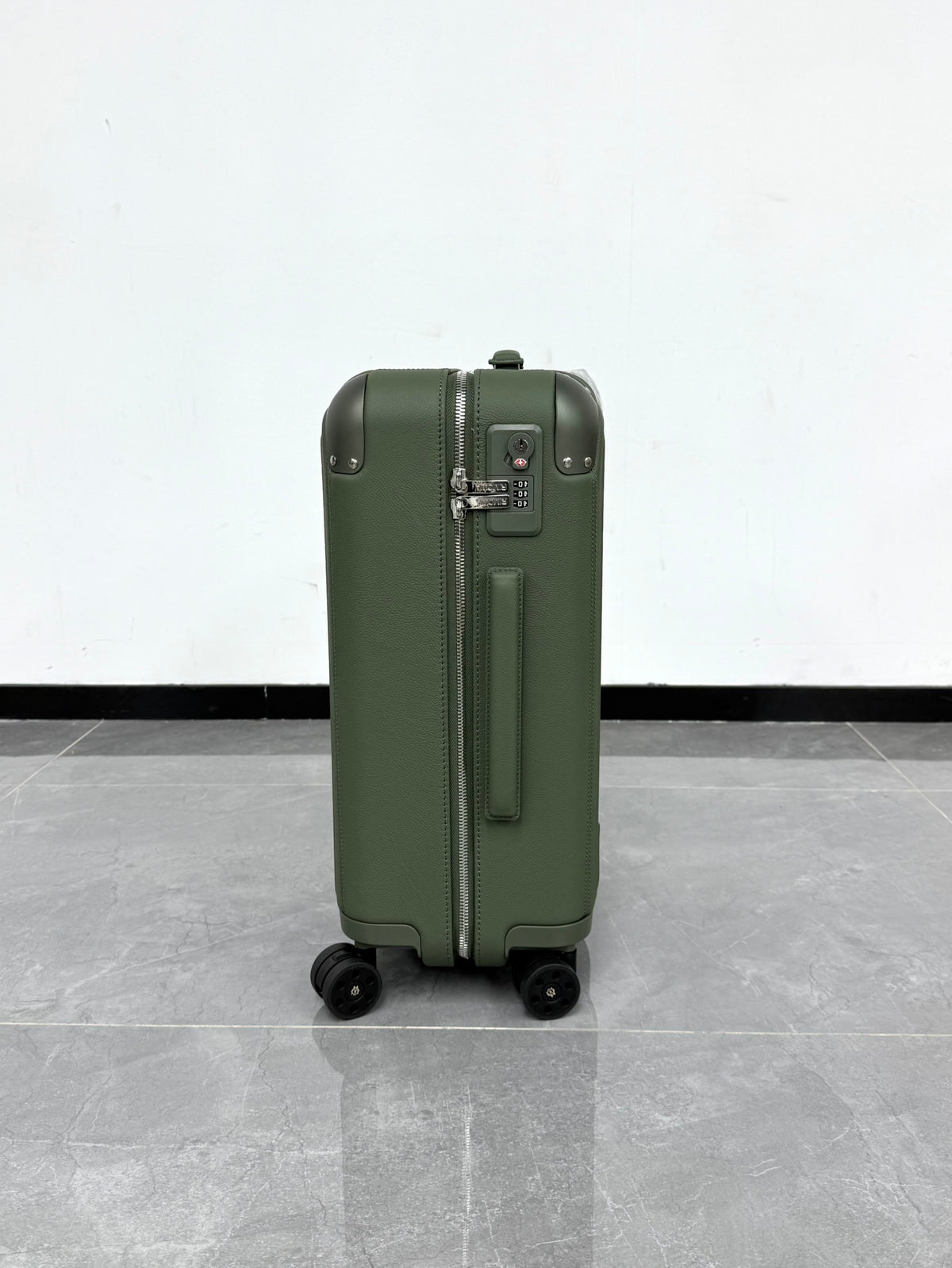 CLASSIC DISTINCT LEATHER 20-Inch LUGGAGE