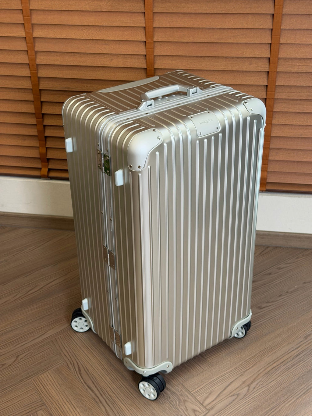 CLASSIC LUGGAGE 33-INCH | ALUMINIUM MADE