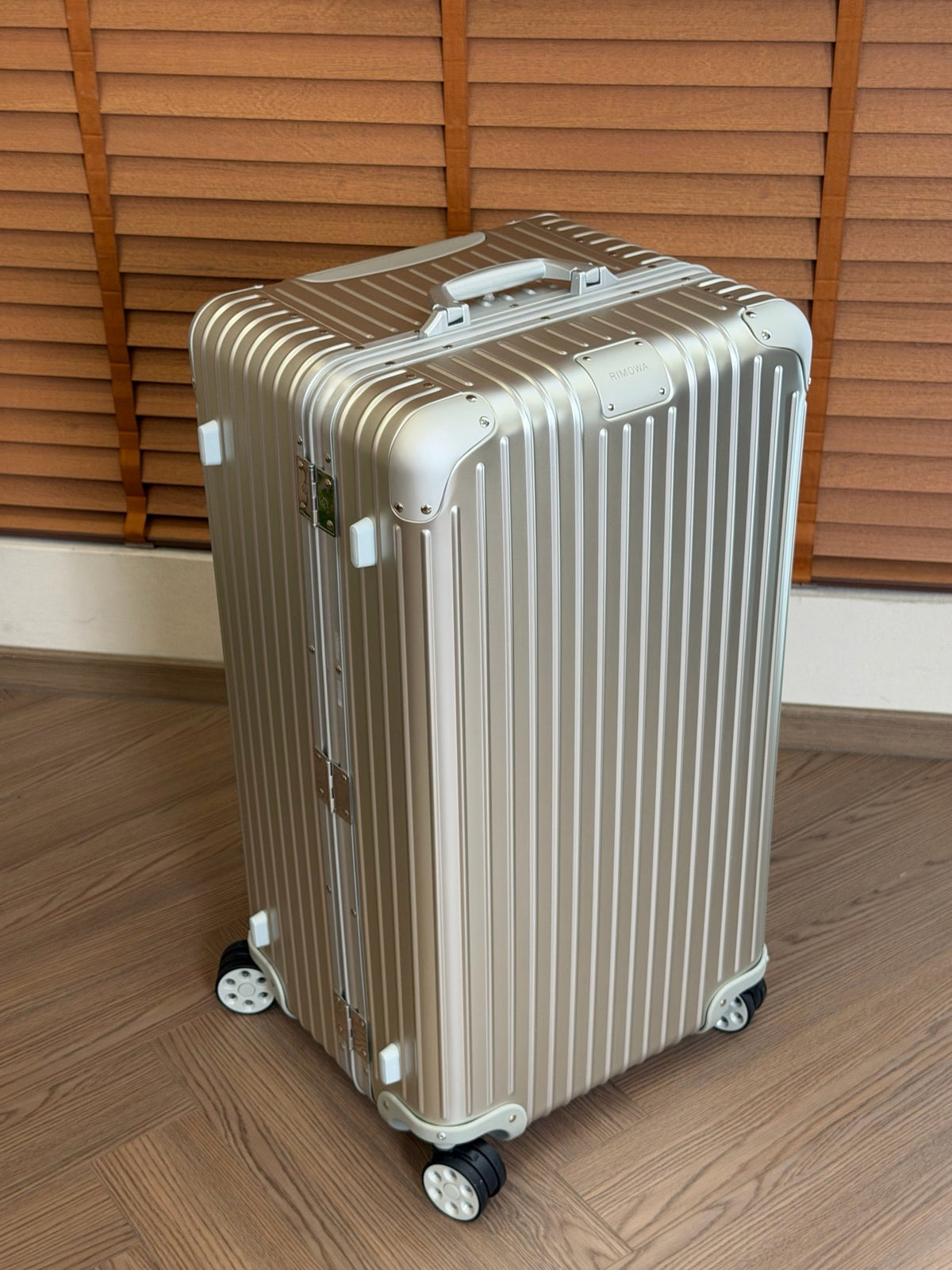 CLASSIC LUGGAGE 33-INCH | ALUMINIUM MADE