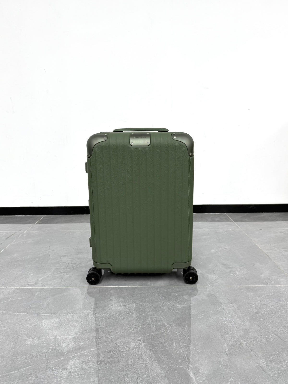 CLASSIC DISTINCT LEATHER 20-Inch LUGGAGE
