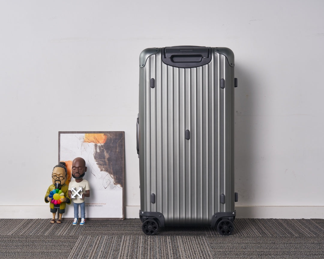 CLASSIC LUGGAGE 33-INCH | ALUMINIUM MADE