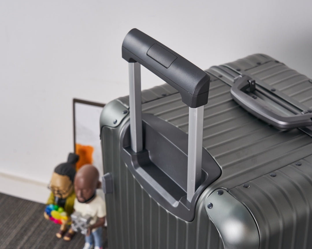 CLASSIC LUGGAGE 33-INCH | ALUMINIUM MADE